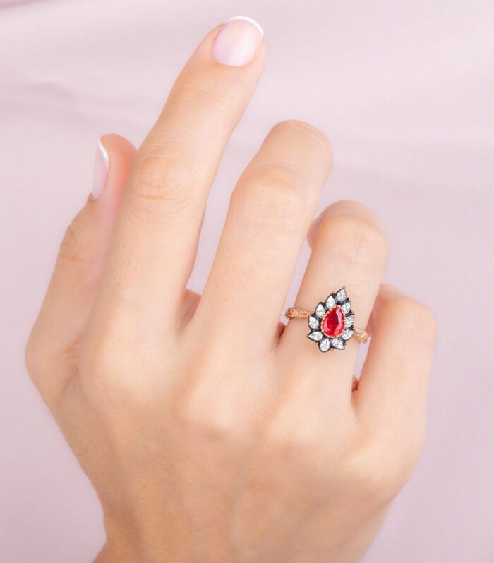 0.04 Karat Yakut Renkli Elmas Yüzük