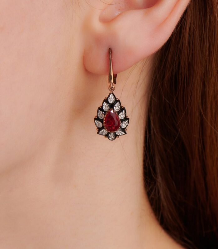 0.08 Karat Yakut Renkli Elmas Küpe