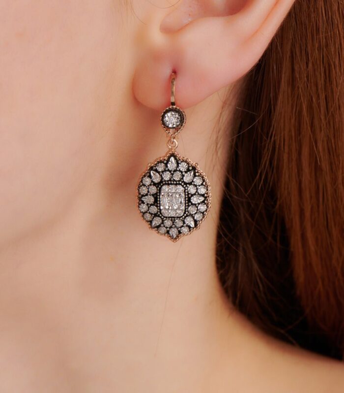 0.58 Karat Baget Taşlı Elmas Fantezi Küpe